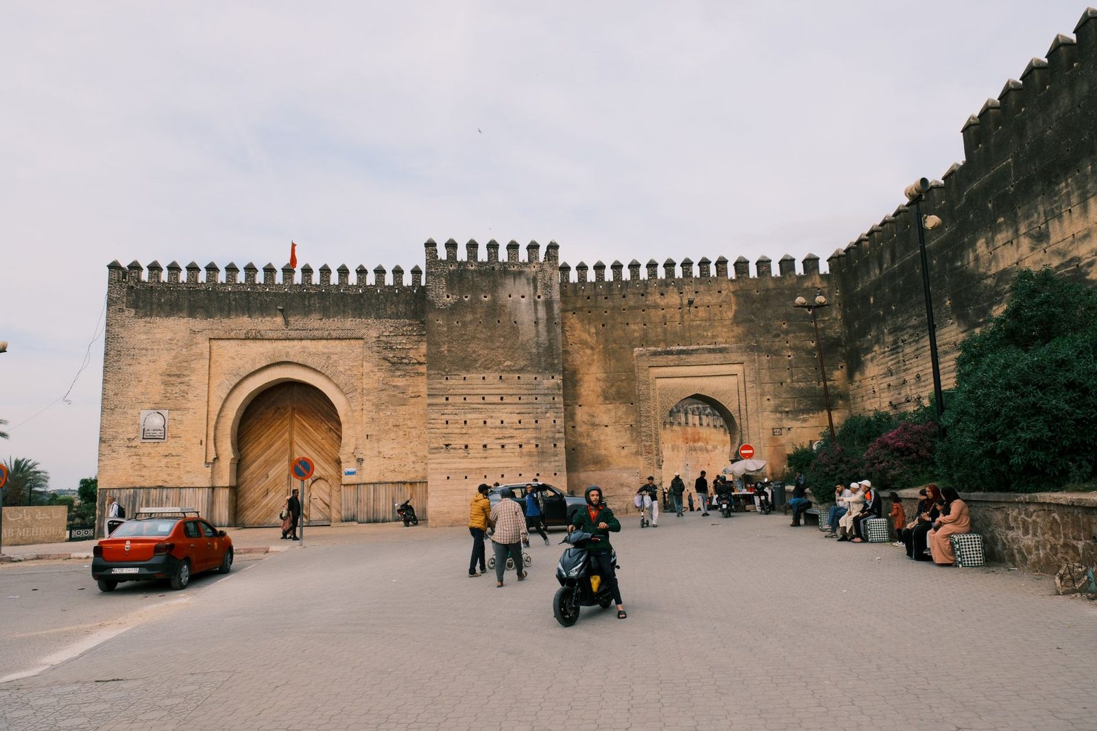 Façade extérieure bleue de la porte Bab Boujloud à Fès, aux trois arches en fer à cheval