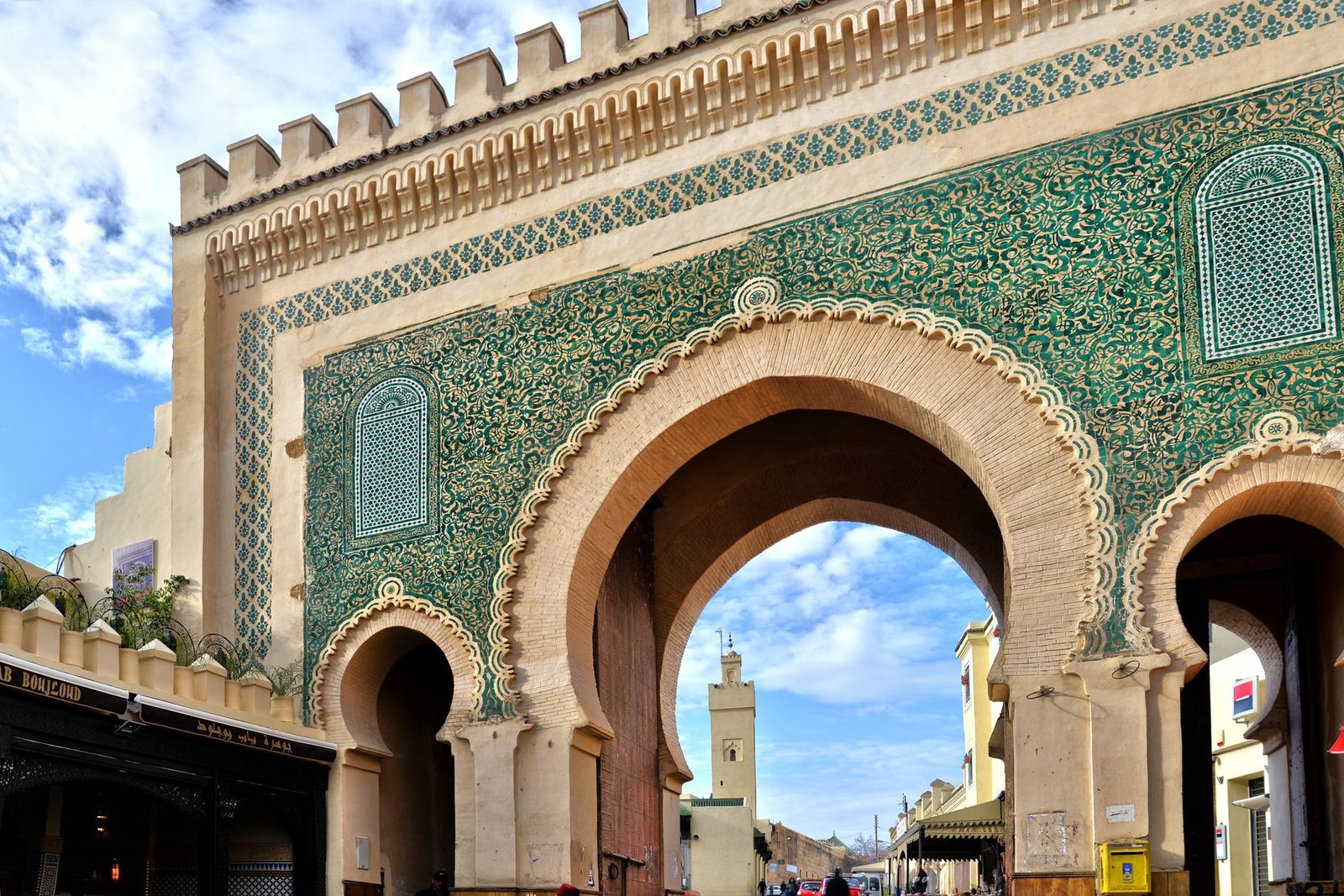 Détail du zellige bleu et des arabesques de la porte Bab Boujloud
