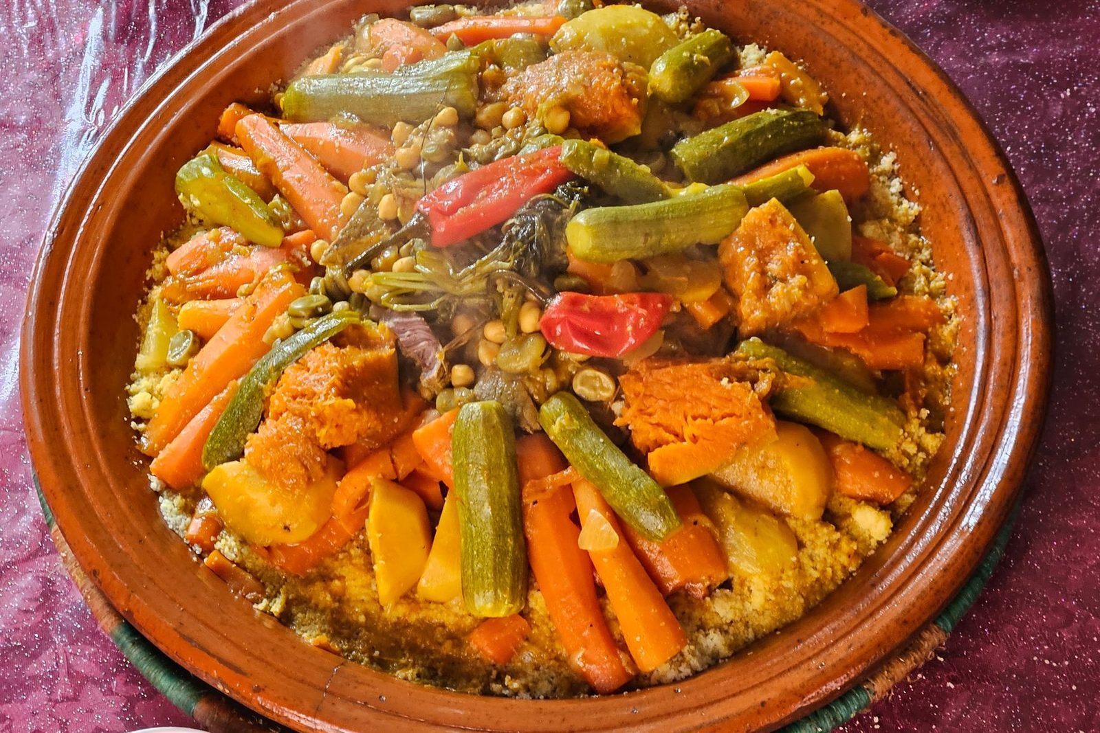 Street food marocaine : étals d’épices colorées et pains traditionnels dans le souk