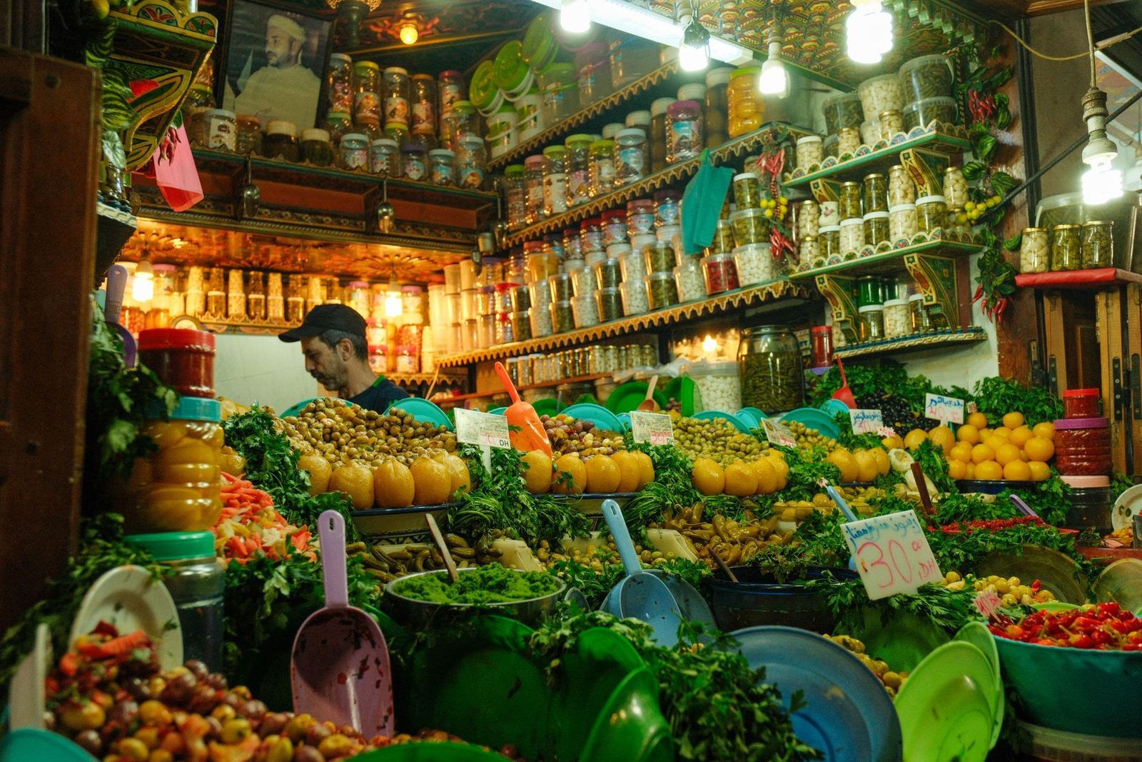 Msemen et pâtisseries marocaines servies avec du thé à la menthe