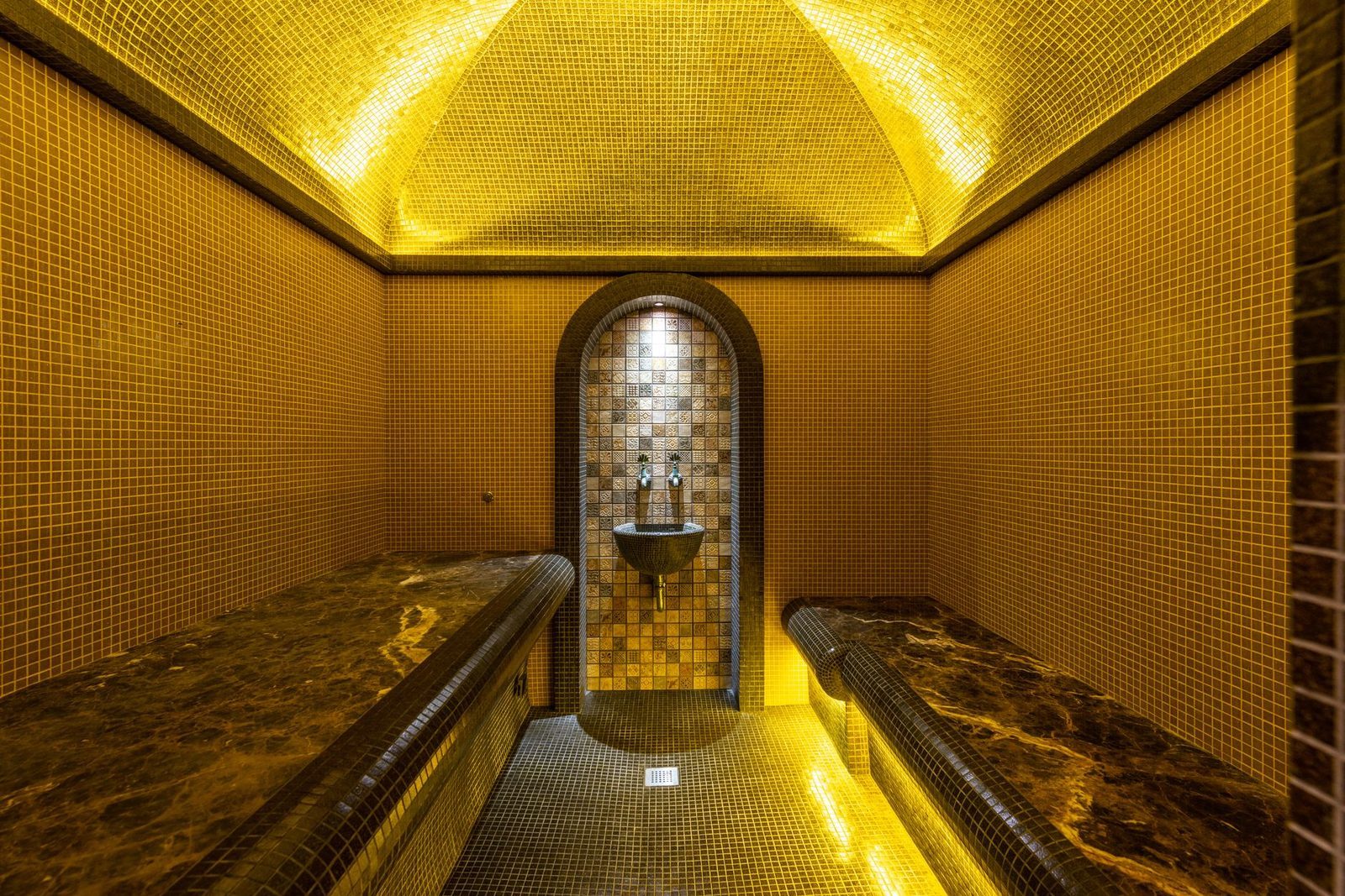 Vapeur dans un hammam traditionnel marocain, lumière douce filtrant à travers le toit