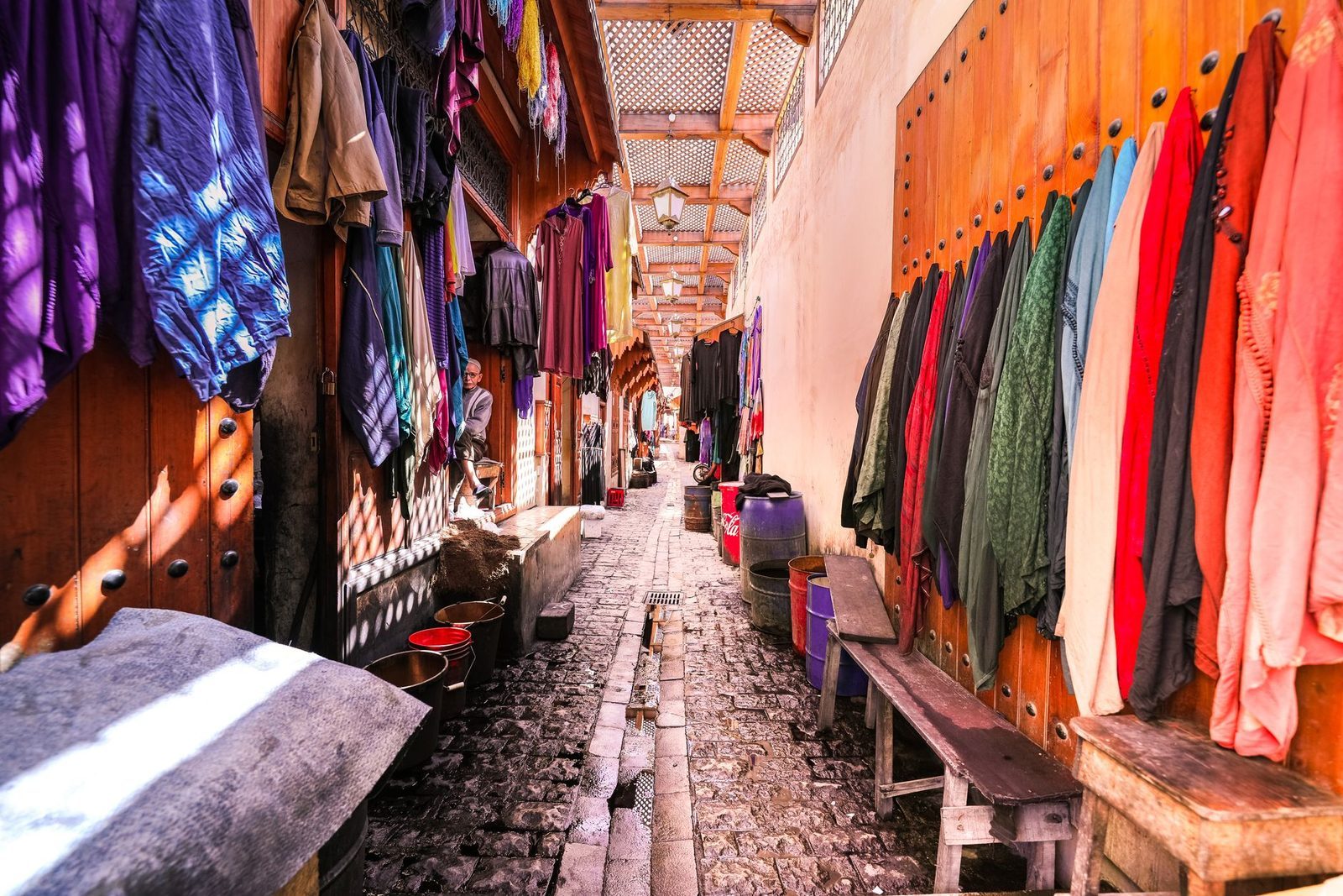 Vue plongeante sur les toits de la médina de Fès au soleil couchant