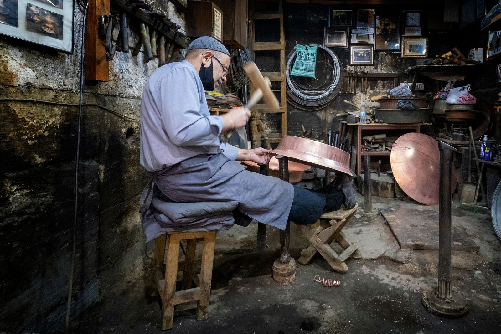 Plateaux et théières en cuivre martelé exposés dans un atelier de dinandier à Fès
