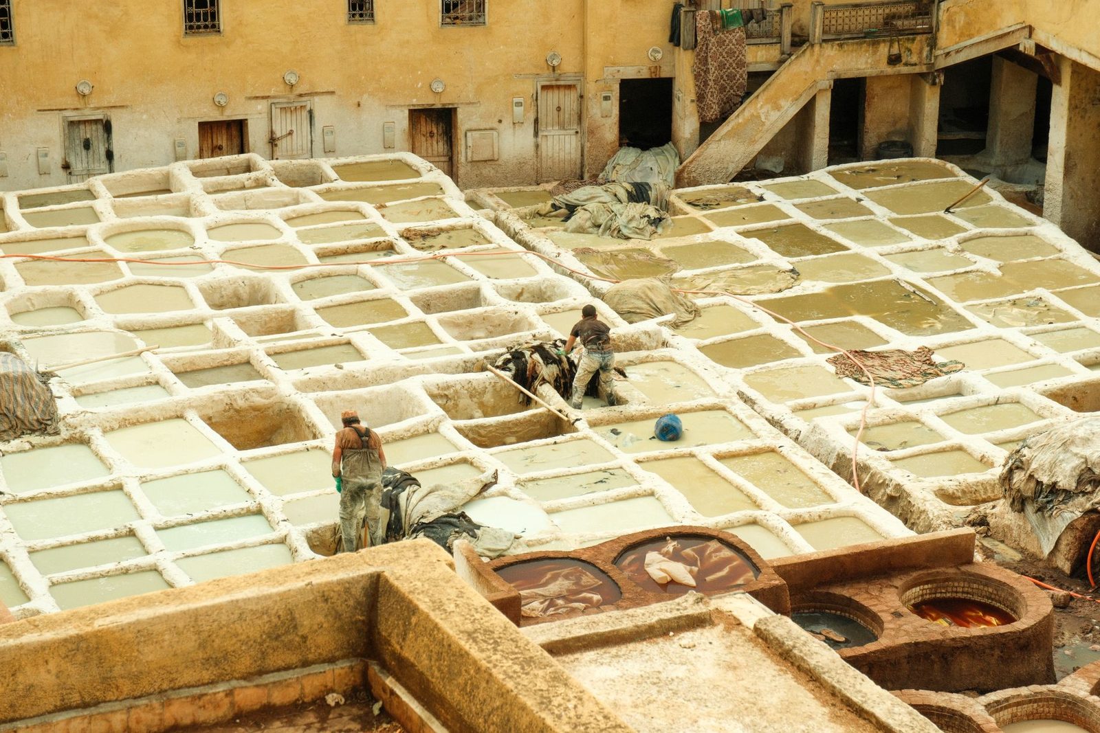 Vue plongeante sur les cuves rondes de la tannerie de Chouara à Fès, remplies de teintures colorées