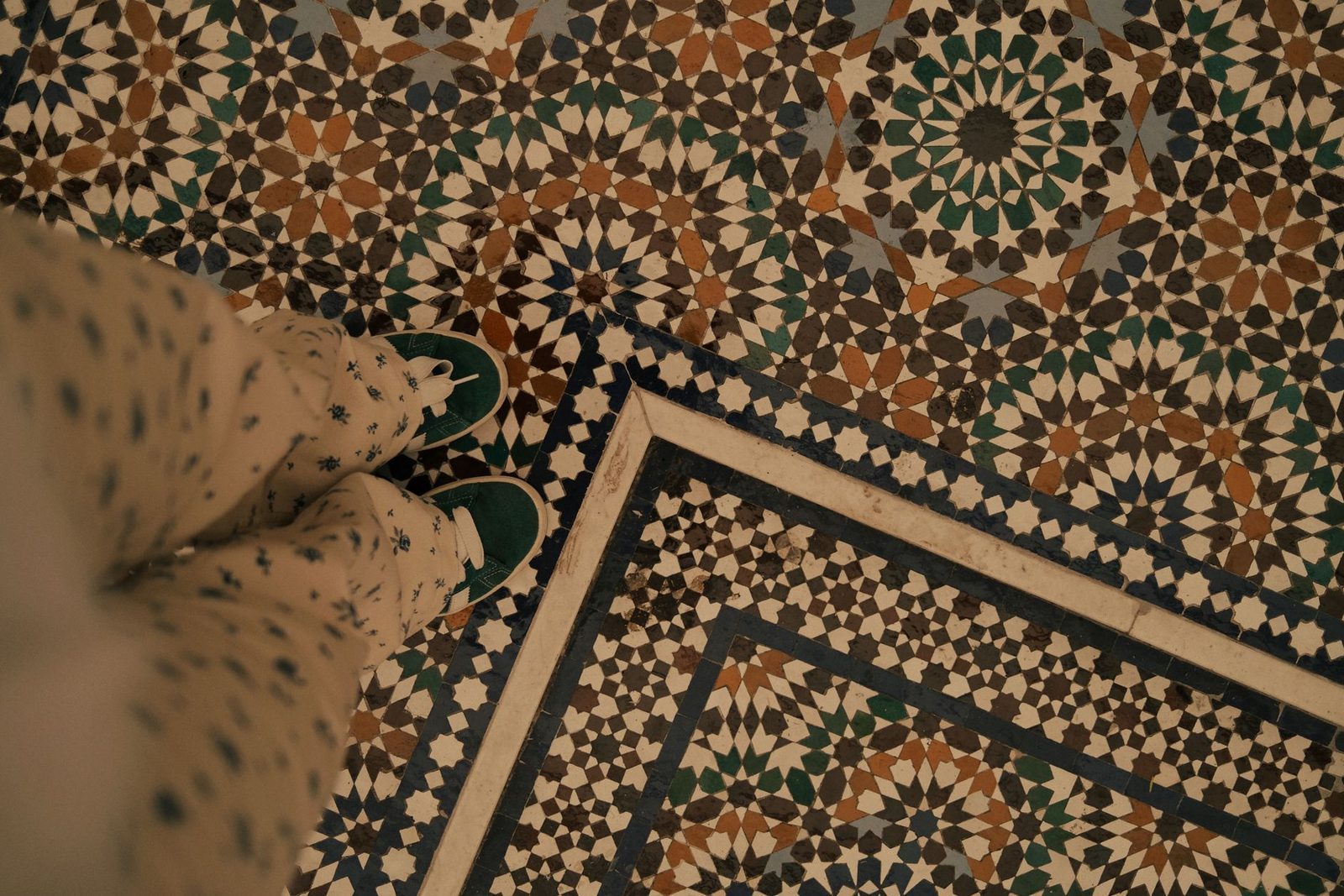 Porte ancienne de Fès ornée de zellige aux motifs géométriques verts et blancs