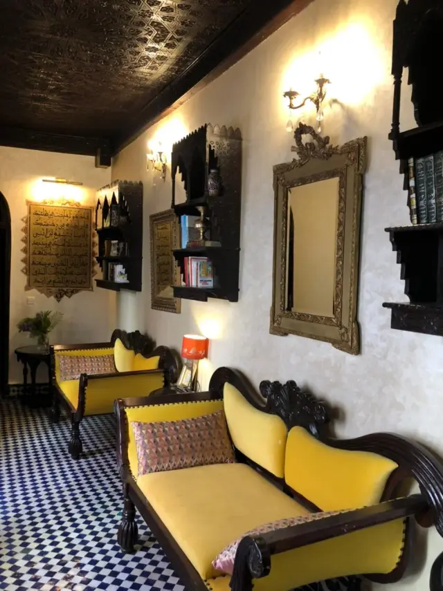 Bibliothèque — divans et calligraphies